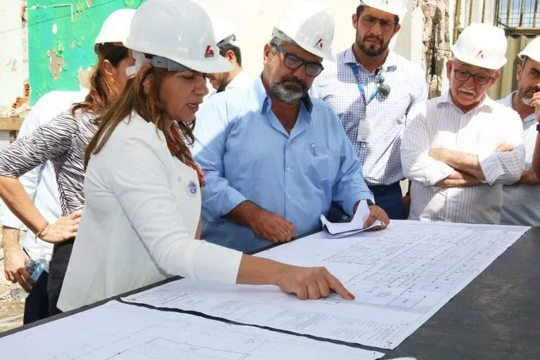 Roberta Santana vistoria obras do Hospital da Mulher em Salvador