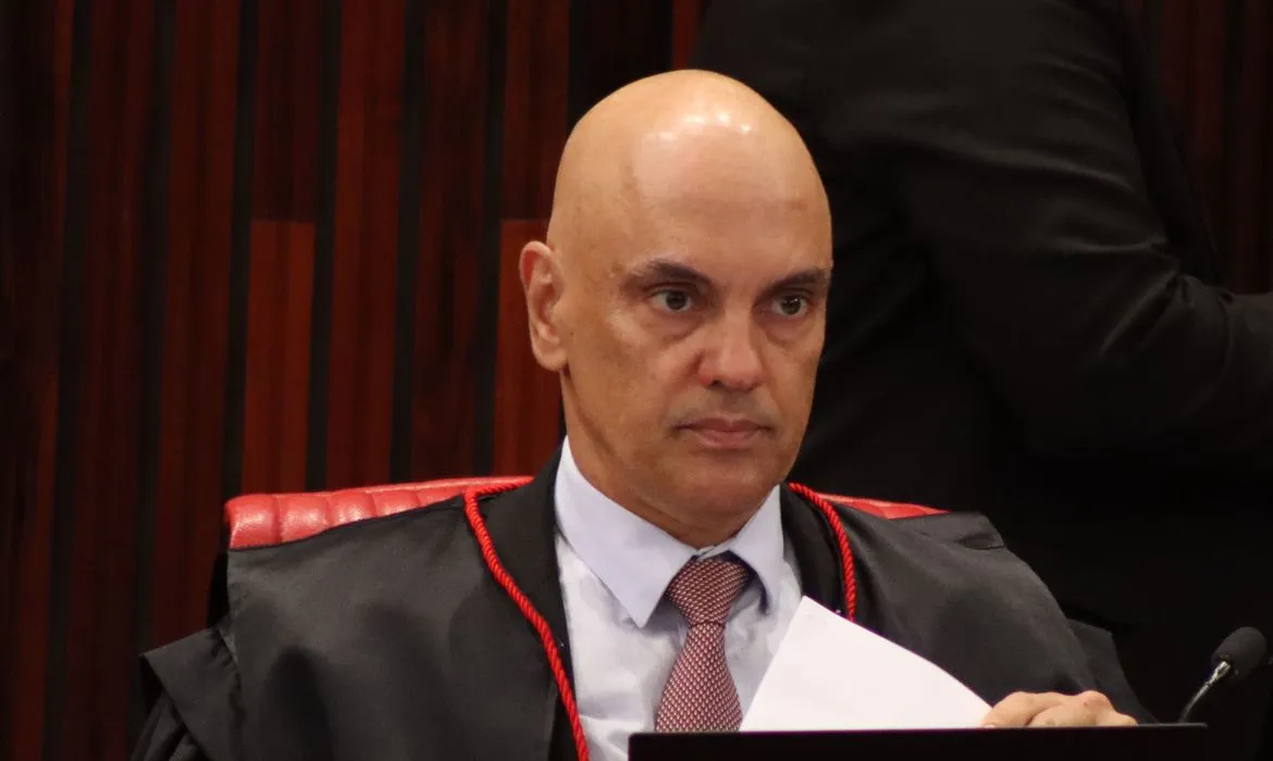 A sessão iniciada às 14h, foi retomada com o voto do ministro Alexandre de Moraes, que votou a favor da prática