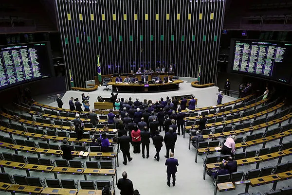 A matéria precisa ser aprovada pelo Senado até 23h59 desta quinta-feira para não perder o efeito