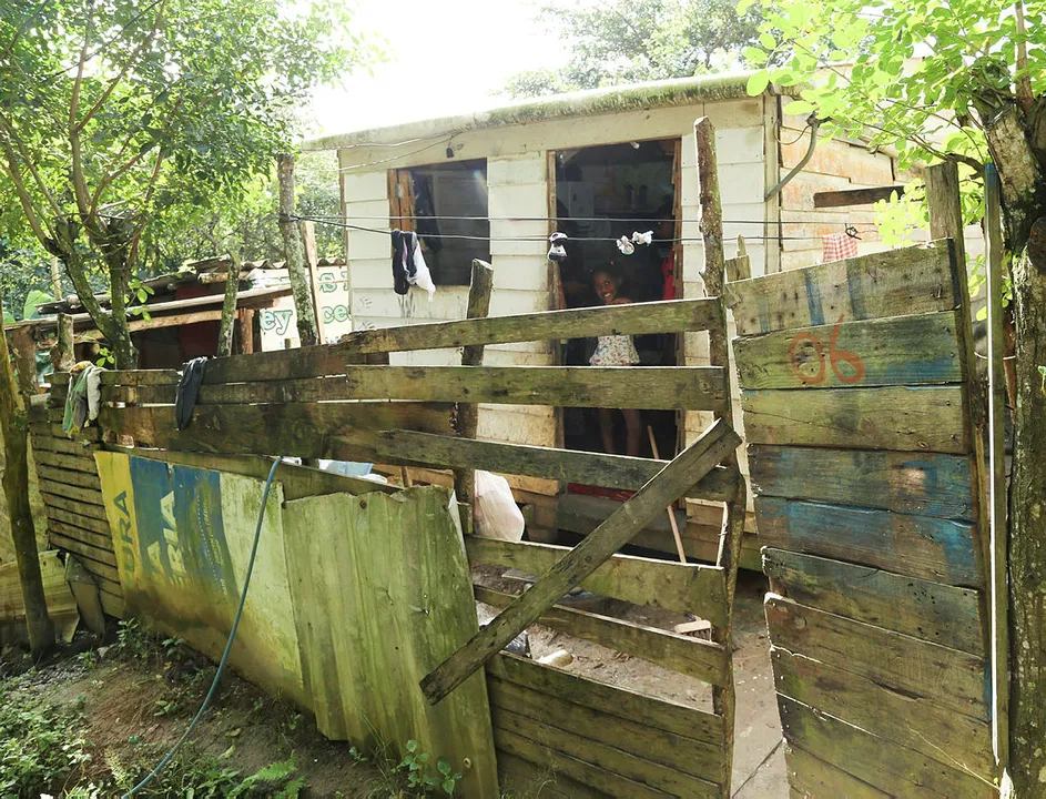 Casa que ocupa núcleo familiar na estrada do Derba