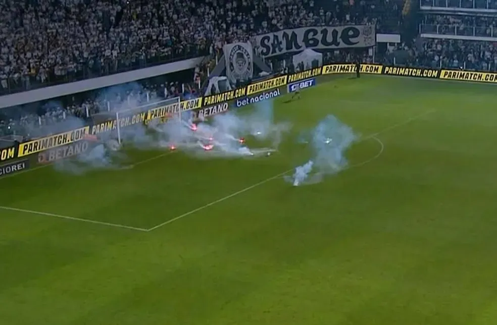 Torcedores e manifestantes jogaram fogos e objetos no gramado após derrota para o Corinthians