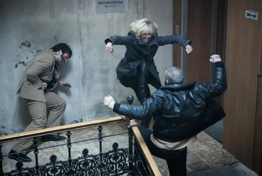 Charlize Theron lutando contra dois homens em "Atômica"