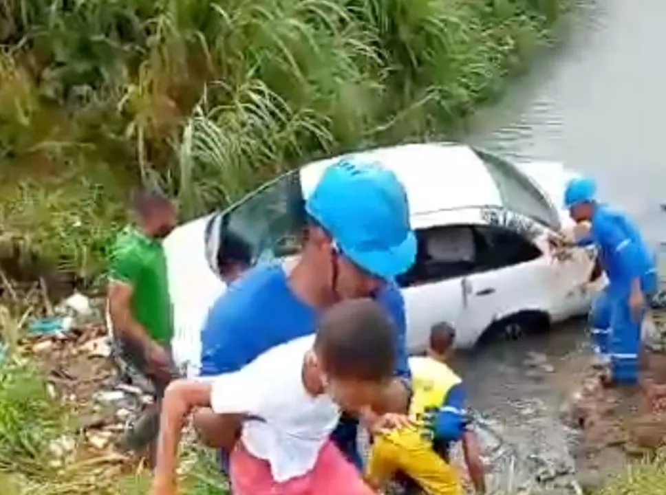 Profissionais da Embasa resgataram seis pessoas após um acidente de carro