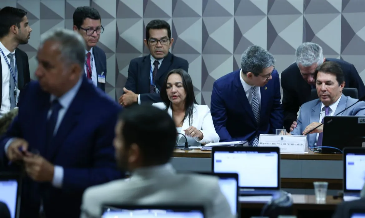 Parlamentares da base governista também querem investigar se as joias supostamente vendidas por Mauro Cid teriam ajudado a financiar os atos golpistas