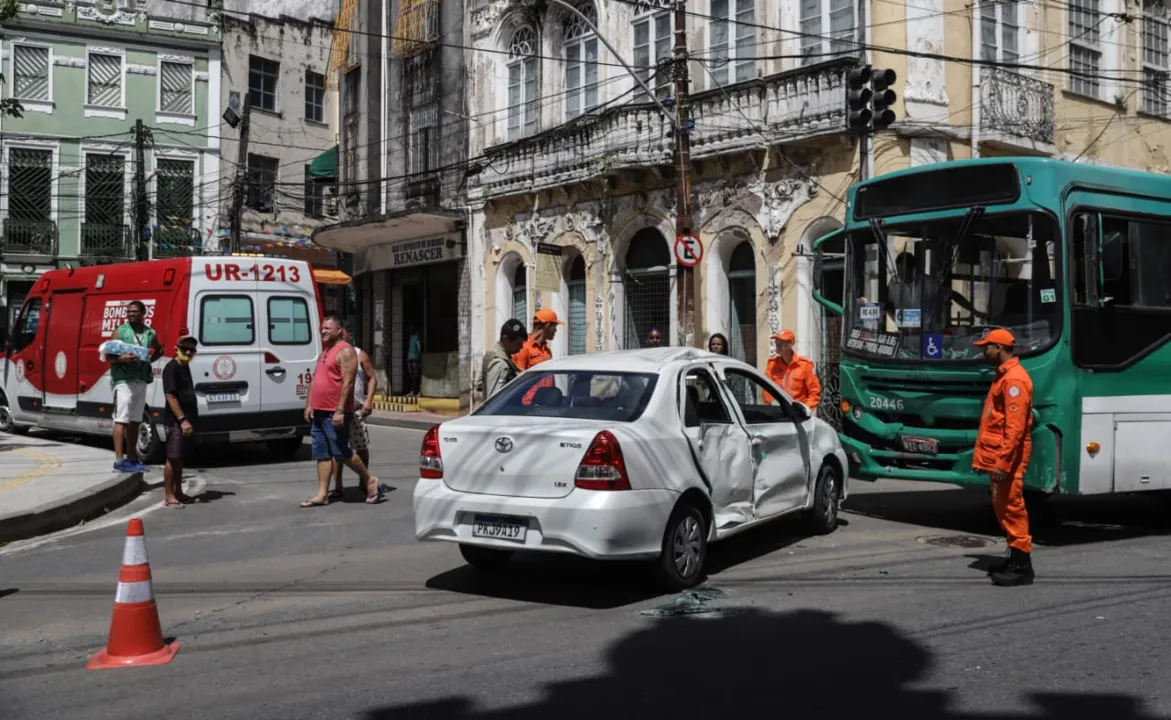 Três pessoas que estavam no carro de passeio precisaram ser atendidos por uma ambulância do Corpo de Bombeiros, próximo de onde aconteceu o acidente