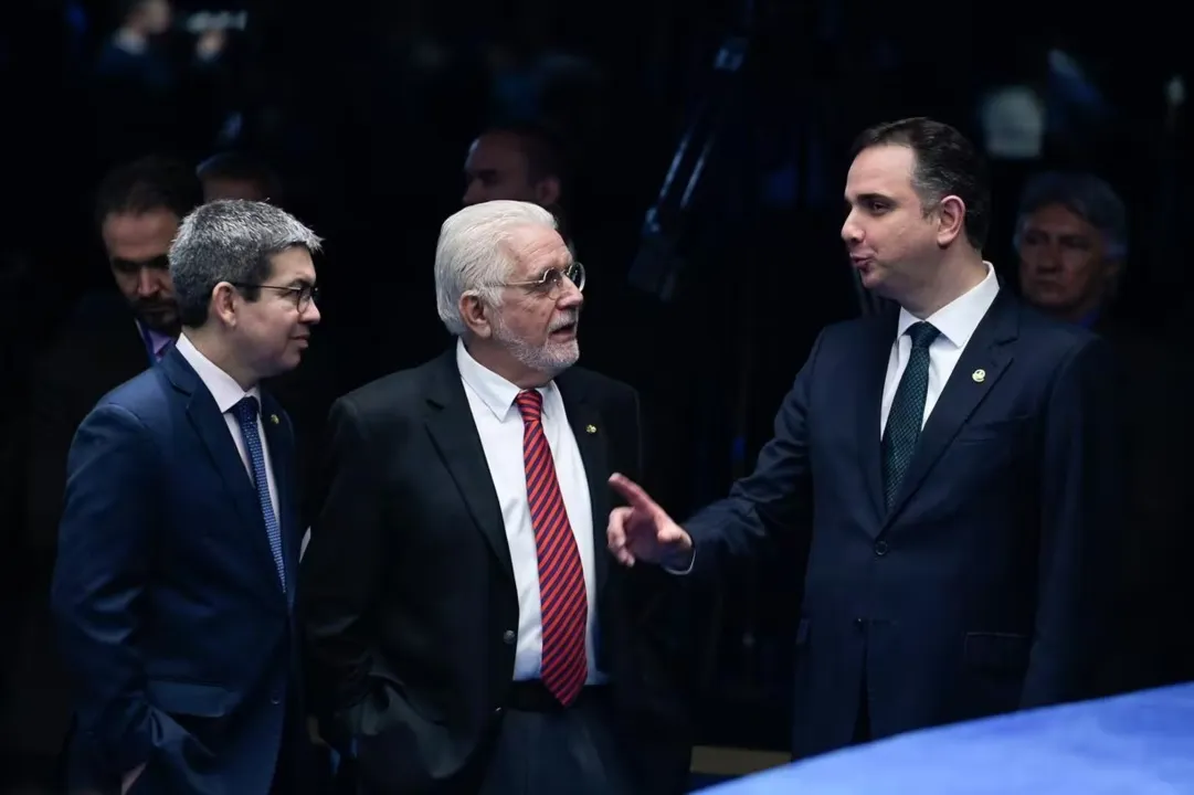 Líder do governo no Congresso, líder do governo no Senado e presidente do Senado conversando no plenário da Casa