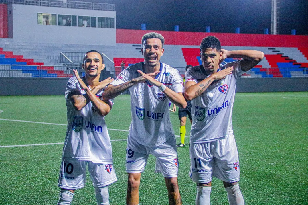 Jogadores do Bahia de Feira comemoram na Arena Cajueiro