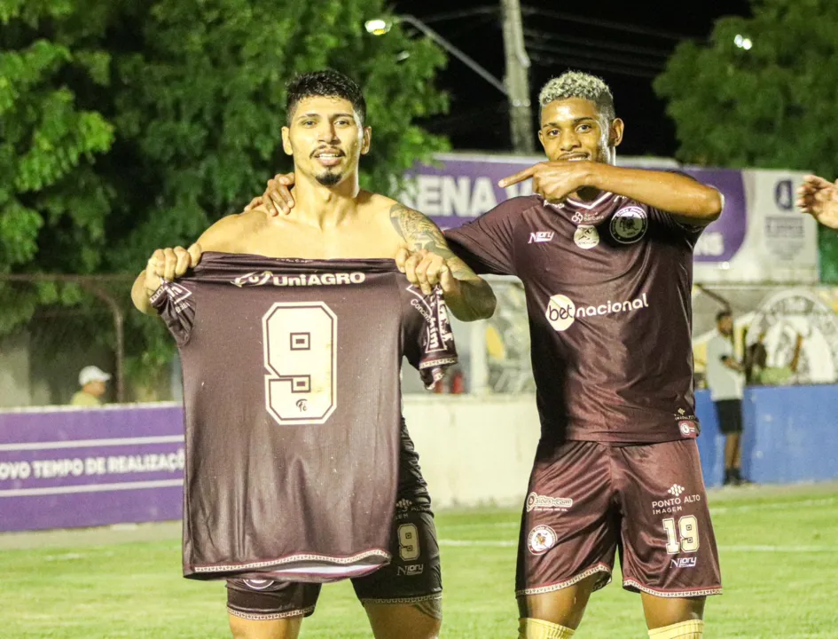 Artilheiro Jeam celebra o gol da vitória do Jacupa, no Eliel Martins