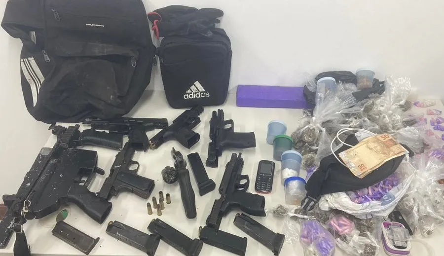 Submetralhadora, pistolas e revólver são apreendidos com grupo criminoso em Camaçari
