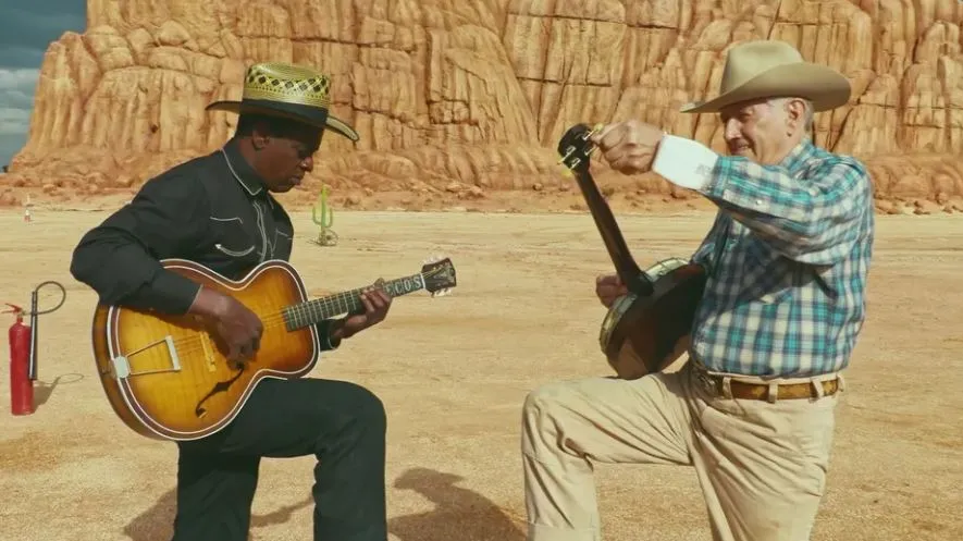 Astro brasileiro faz parte de um grupo itinerante de cowboys músicos, que acaba passando pela cartunesca cidade em que o filme é ambientado