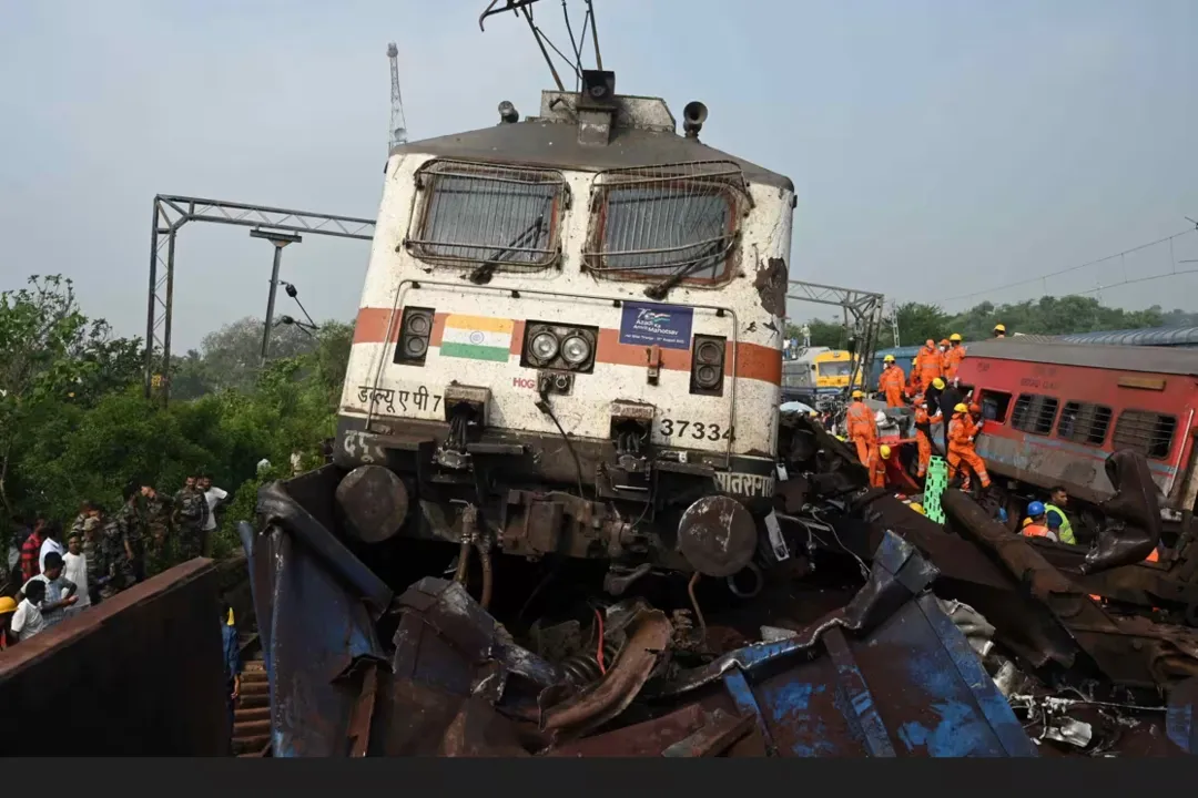 Motor do trem Coromandel acabou sobrepondo-se ao trem de carga após o impacto