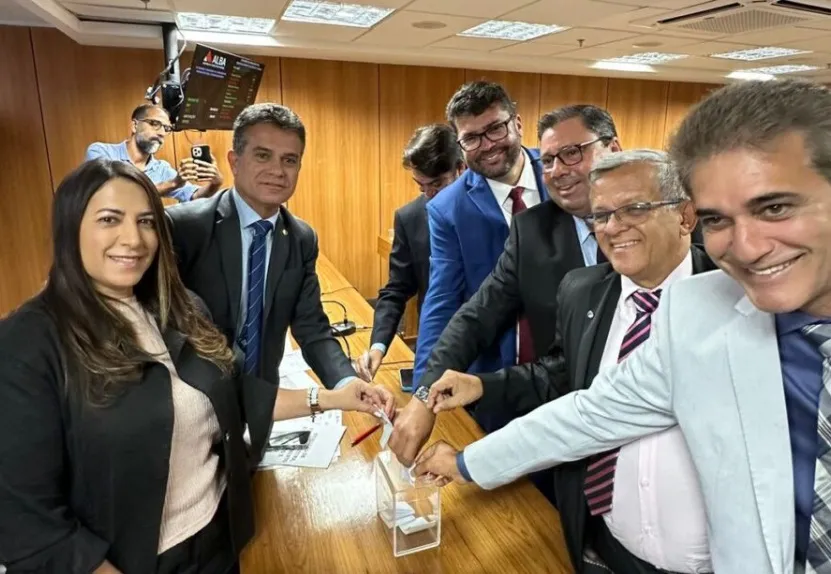 Além do coordenador Robinson Almeida, a subcomissão da Coelba é formada por outros cinco deputados estaduais da Comissão de Infraestrutura, Desenvolvimento Econômico e Turismo da Alba