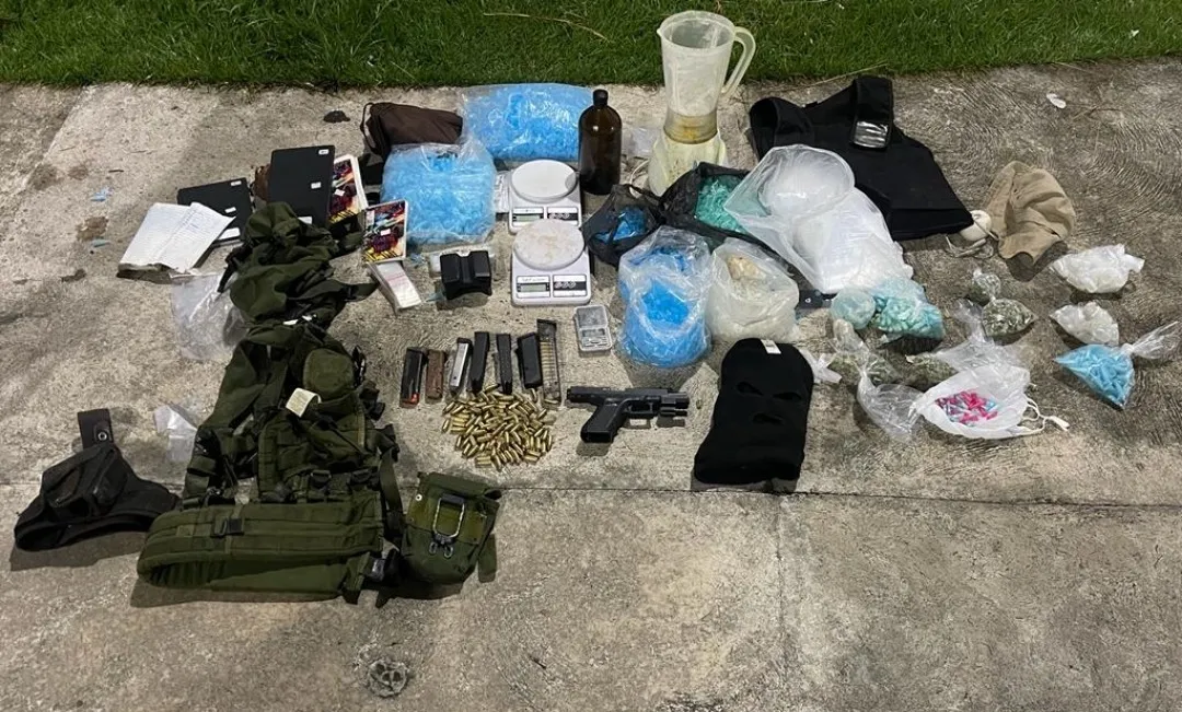 Drogas e armas foram apreendidas com o suspeito