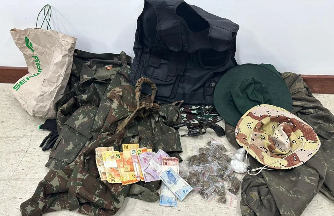 Foram apreendidos um revólver calibre 38, munições e 47 trouxas de maconha, entre outros materiais