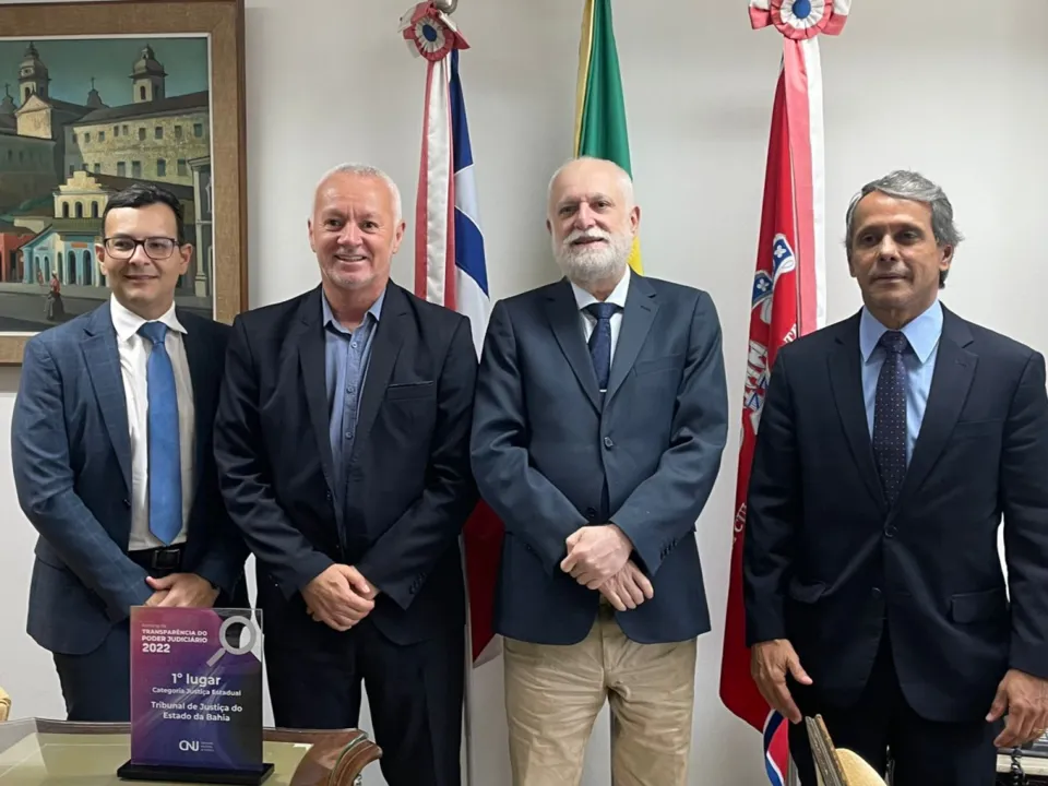 Em momento de descontração, o presidente do TJBA citou que o desembargador Júlio Travessa e o juiz Ícaro Almeida são “grandes torcedores do Bahia”