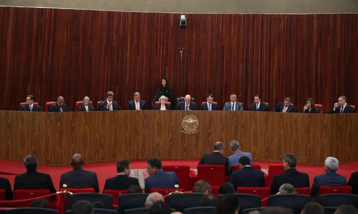 De acordo com a Constituição, cabe ao presidente da República nomear os advogados que compõem o tribunal