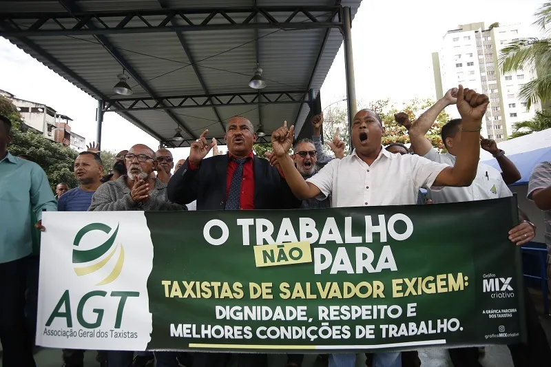 Taxista reclamam de burocracia e dificuldade de agendar atendimento