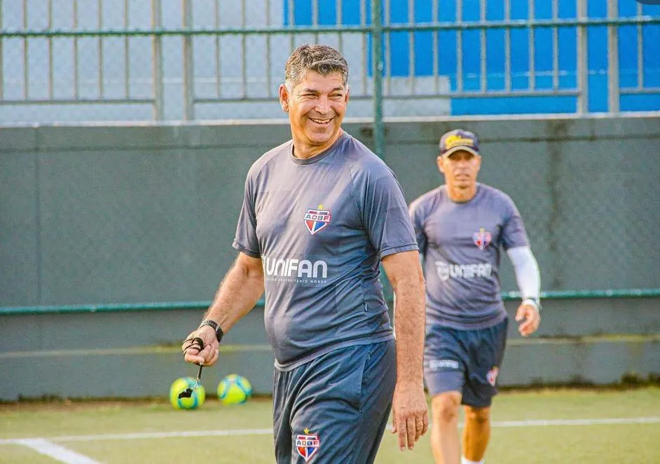 João Carlos, técnico do Bahia de Feira, durante treino