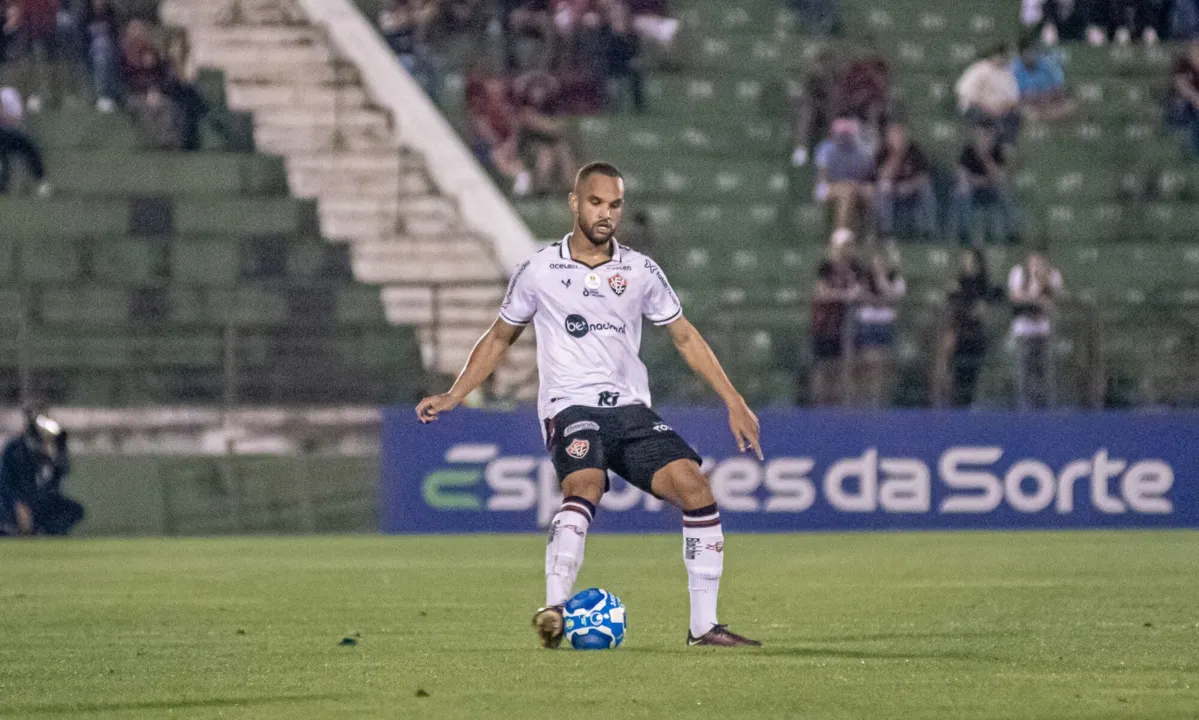 João Victor em ação com a camisa do Vitória