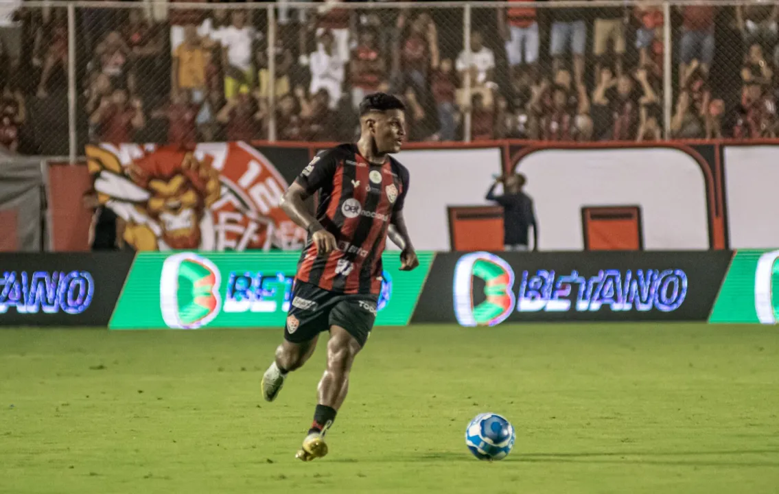 Rodrigo Andrade em ação pela camisa do Vitória, no Barradão