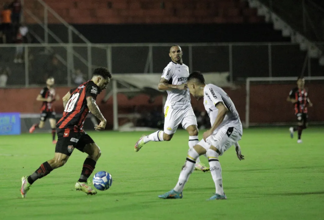 Wellington Nem parte para cima da marcação do Criciúma