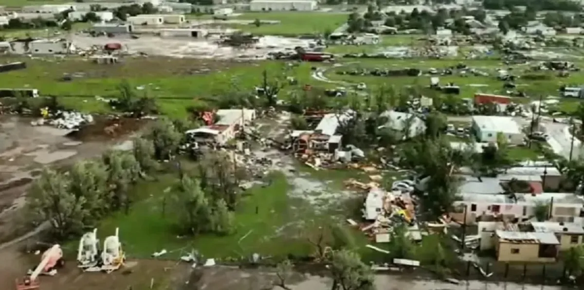 Tornado deixou rastro de destruição na cidade de Perryton