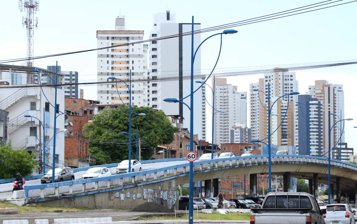 Vista da avenida Vasco da Gama com os predios do horto florestal ao fundo na cidade de Salvador