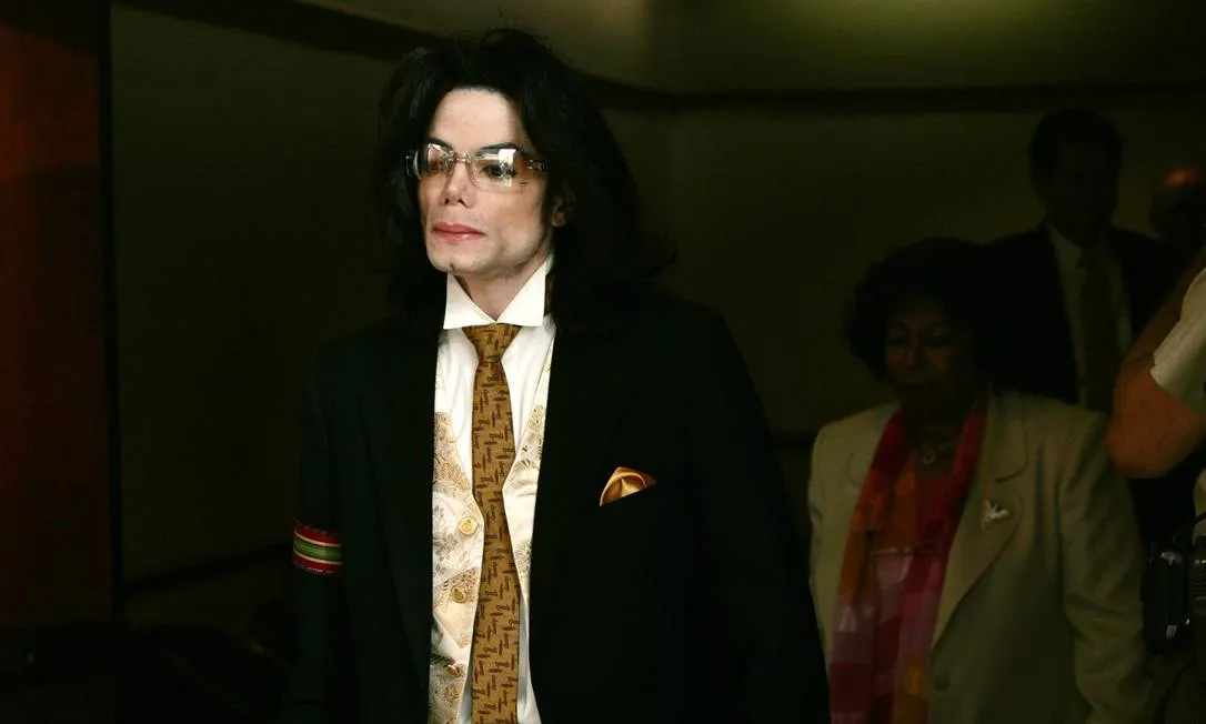 Michael Jackson deixando tribunal após depor sobre acusações de molestar crianças, em 2005