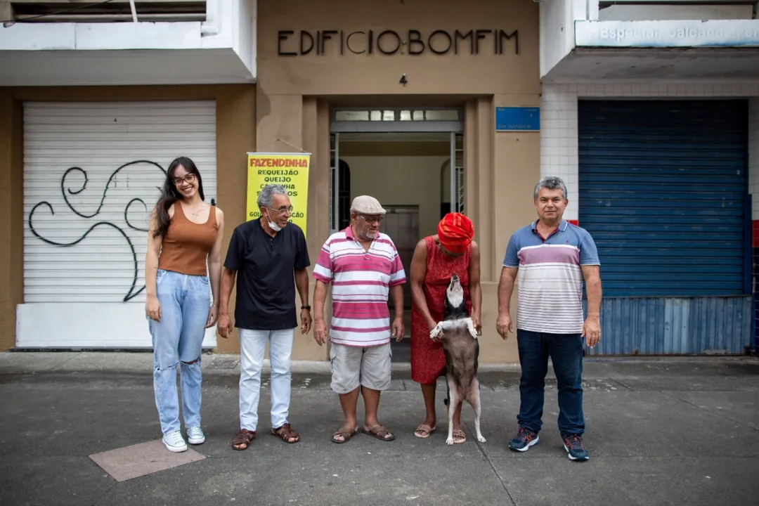 Cadela Pretinha, com sua tutora, Antônia das Graças dos Santos