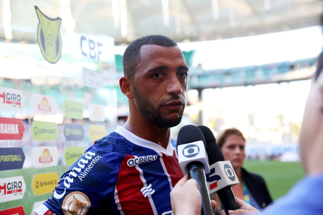 Emocionado, Victor Hugo celebra gol marcado e homenagem a mãe