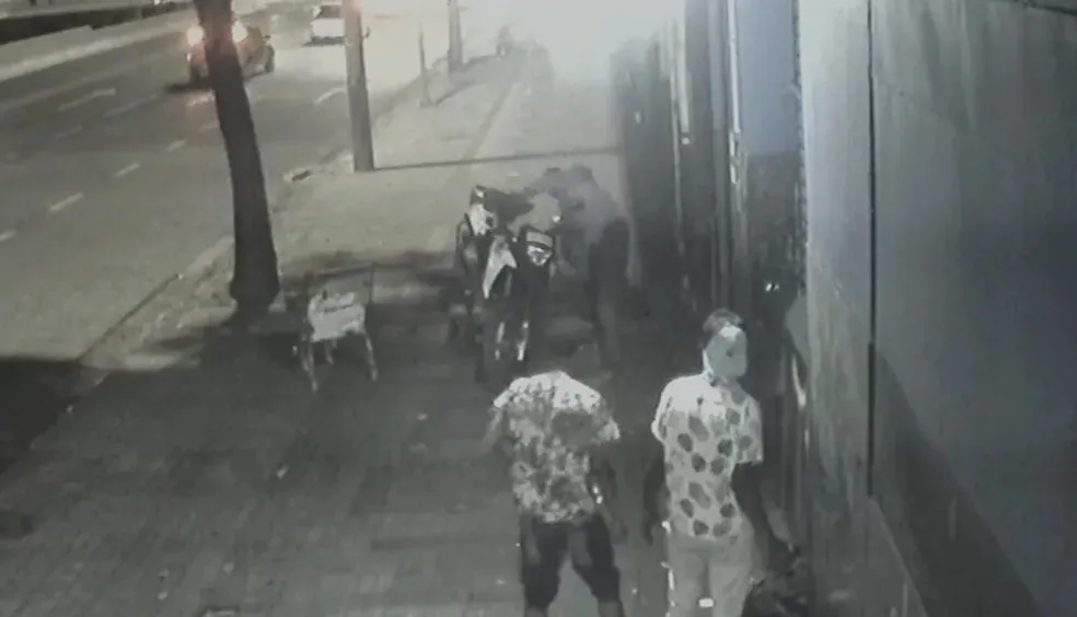 Câmera flagra ação ousada de homem em situação de rua