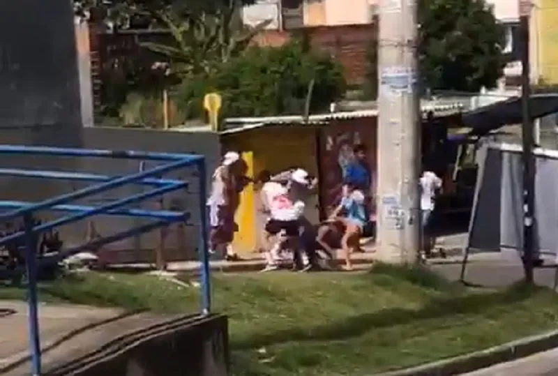 Imagens mostram torcedores do Bahia agredindo homem em Sussuarana