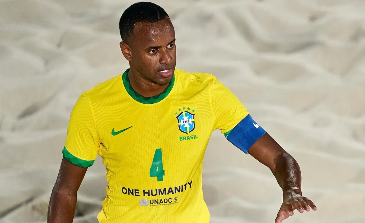 Catarino em ação pela Seleção Brasileira de beach soccer