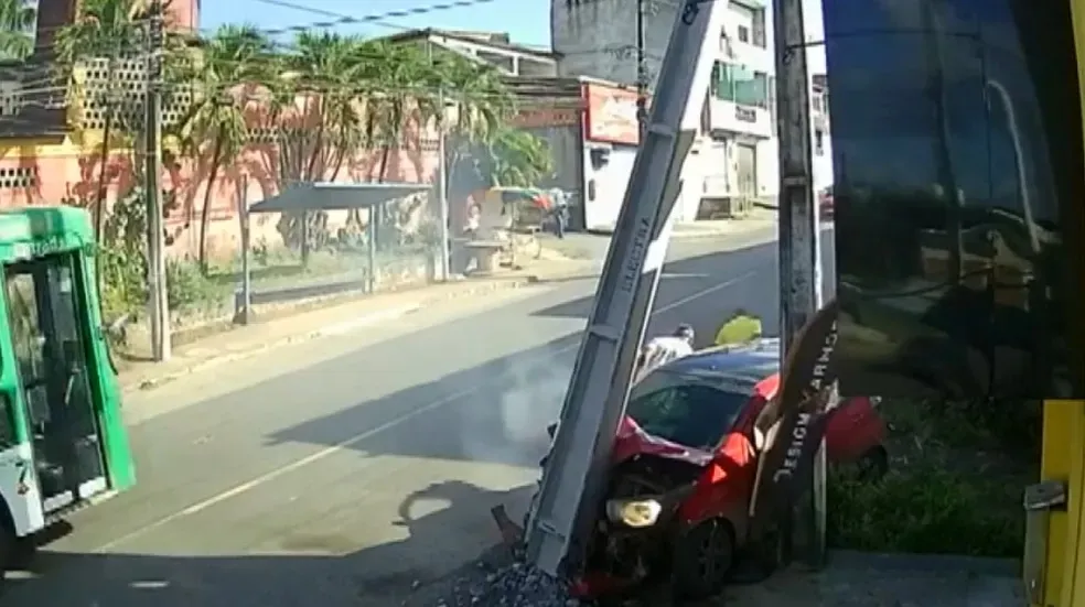 Nas imagens, duas pessoas deixam o veículo pela porta do carona após a colisão