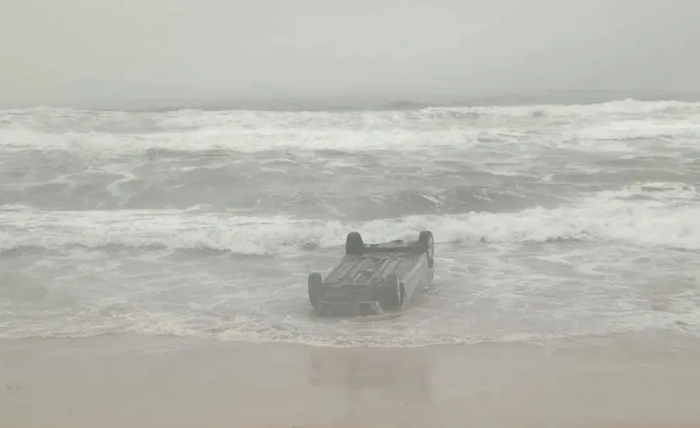 Não há informações sobre como o veículo foi parar dentro do mar