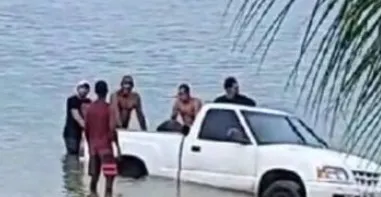 Imagens de carro na água circulam nas redes sociais nesta segunda-feira