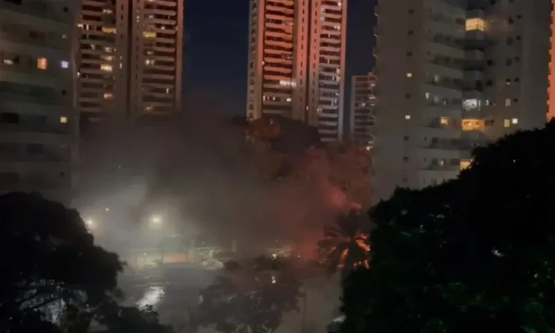 Bombeiros foram acionados e controlaram as chamas no local