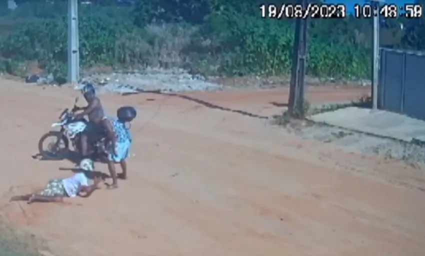 Vídeo mostra momento em que motocicilista é executado por criminosos