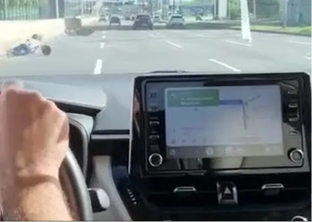 Vídeo mostra motorista jogando carro contra moto na Paralela