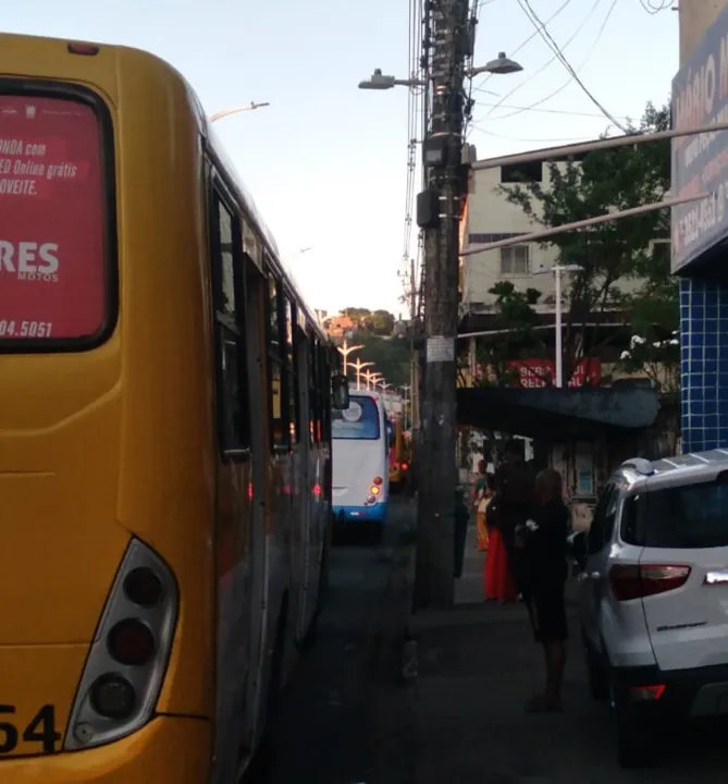 Ônibus caiu em buraco na capital baiana