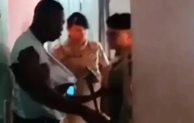 No vídeo, é possível ver o momento em que a camisa do homem é puxada e rasgada por um dos policiais