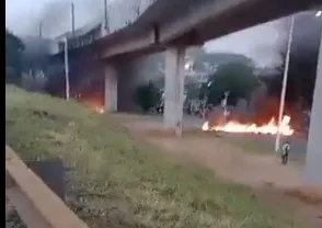 Em imagens feitas por populares é possível ver uma barricada de fogo