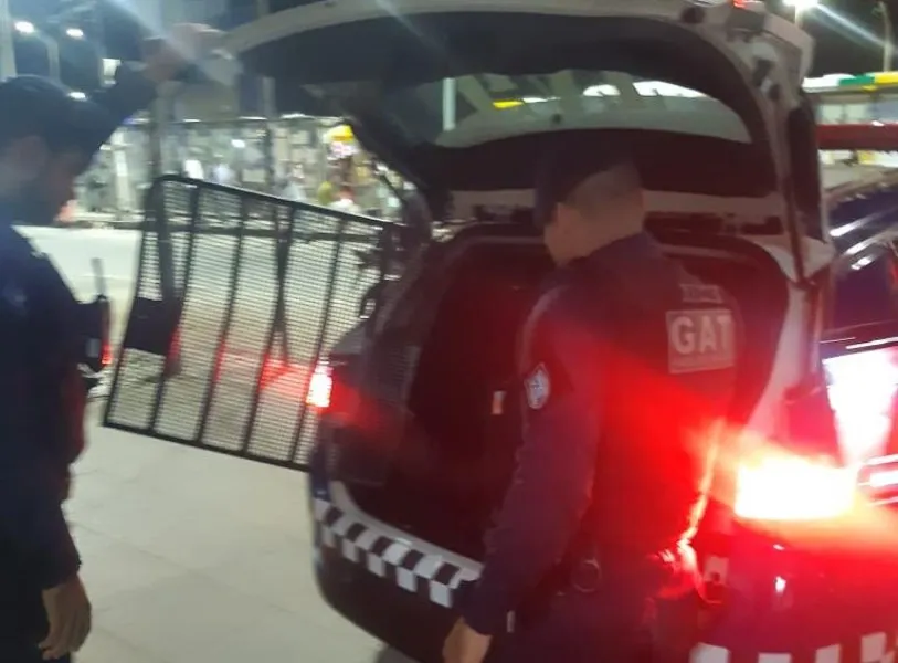 Agentes lotados no Grupo de Apoio ao Turista da Guarda Civil Municipal (GAT/GCM) contiveram o suspeito