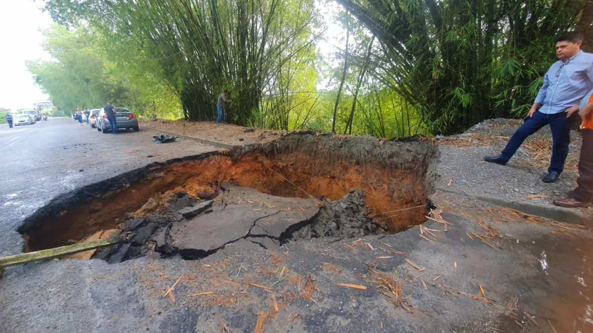 Buraco está aberto próximo ao Hospital do Subúrbio e ao bairro Vista Alegre