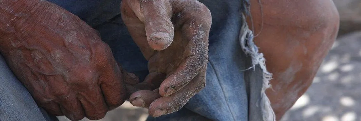 foram encontradas no local condições de trabalho insalubres, ausência de EPIs obrigatórios e falta de proteção adequada no acesso à câmara fria, onde se armazenavam alimentos perecíveis