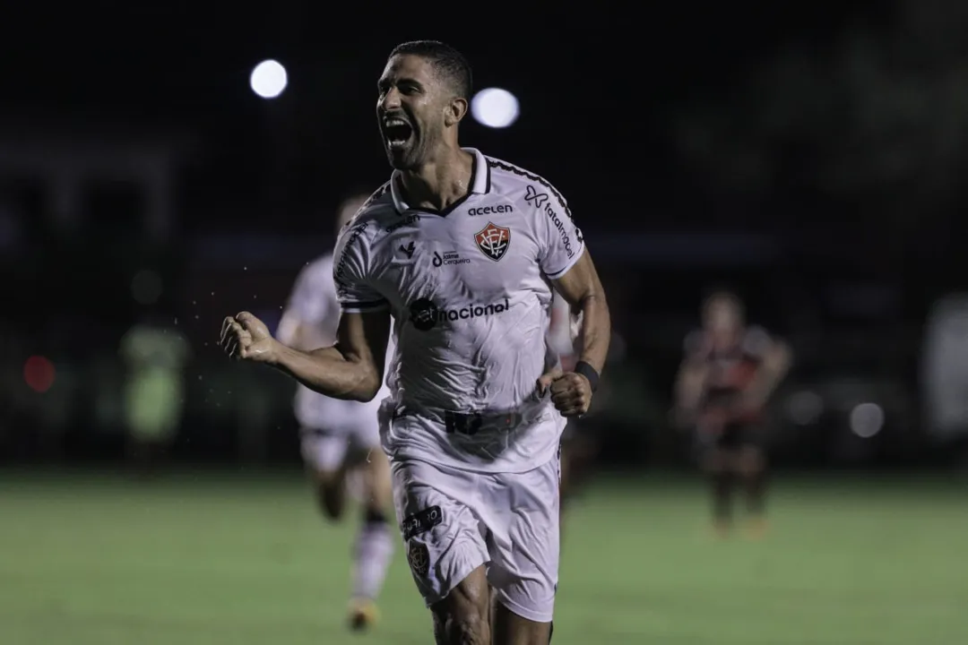 Tréllez comemora o segundo gol do Vitória na partida