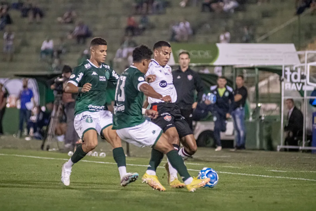 Derek e Bruninho marcaram na derrota do Leão diante do Bugre