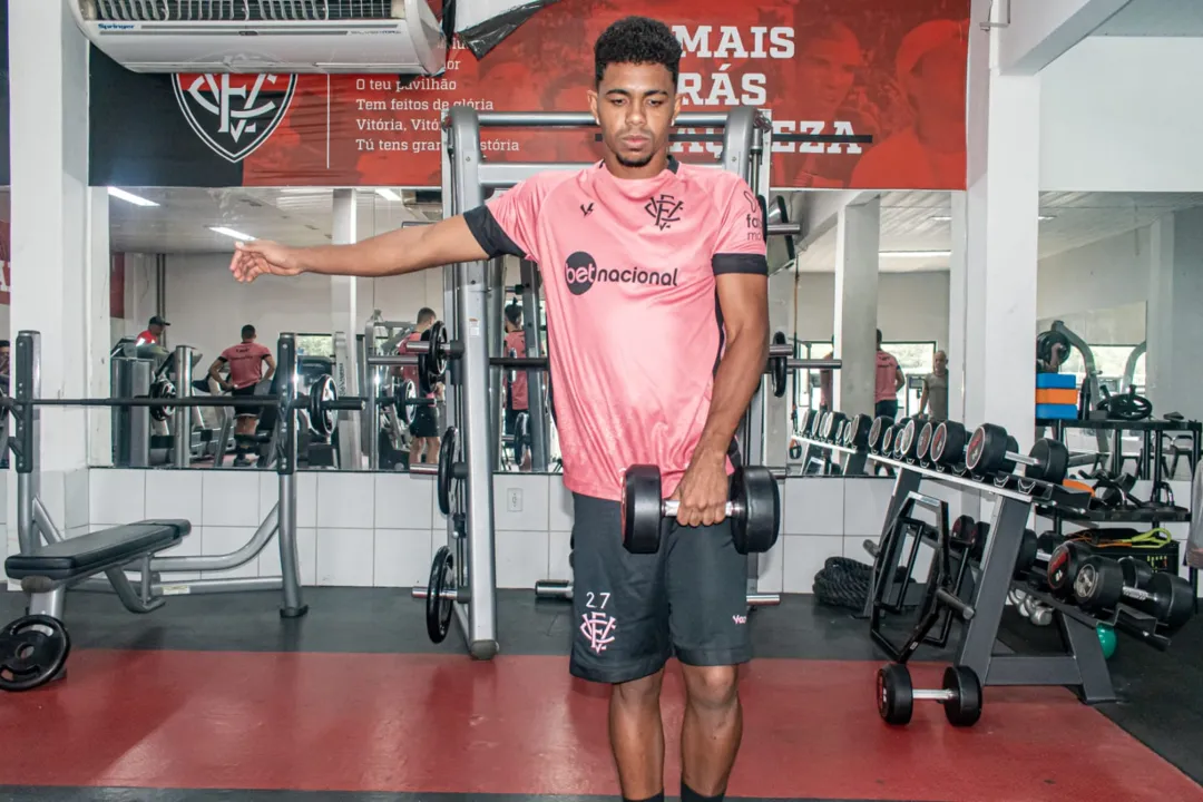 Volante Marco Antônio em atividade na academia da Toca do Leão