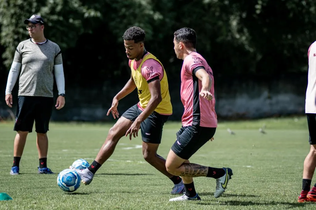 Jogadores do Vitória em ação durante atividade na Toca do Leão