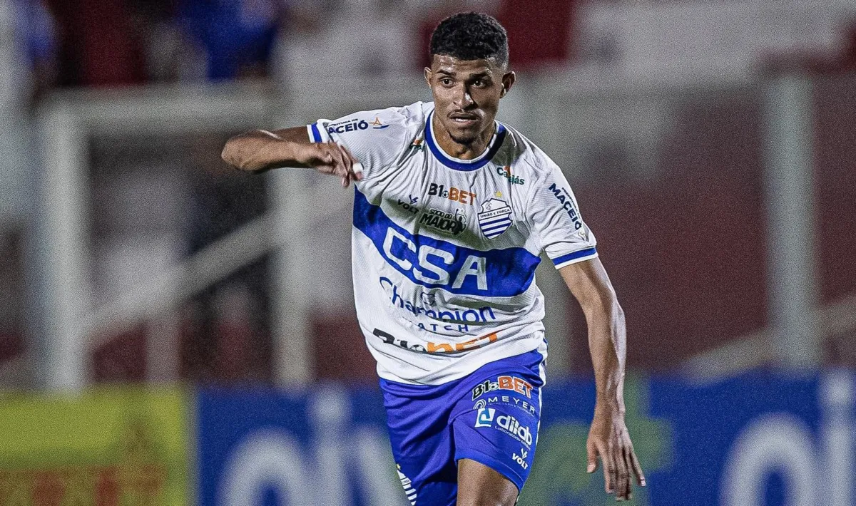 Edson Lucas em ação pelo CSA, na Série B de 2022